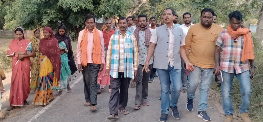 डीडीसी सालिक साय का तूफानी दौरा, पत्थलगांव विधानसभा प्रत्याशी गोमती साय के पक्ष में किया प्रचार प्रसार