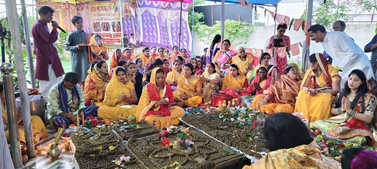 पावन श्रावण मास में होगा दुर्लभ शिव अनुष्ठान ,श्री फलेश्वर नाथ महादेव मंदिर, बगिया में 100108 पार्थिव शिवलिंग निर्माण महायज्ञ.....