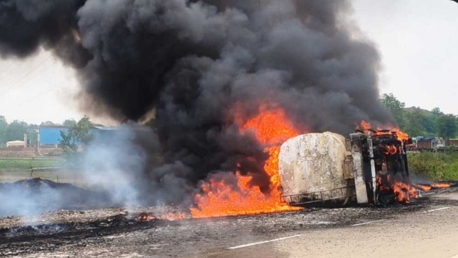 एन एच 43 पर केमिकल लोड टैंकर पलटने से लगी भीषण आग
