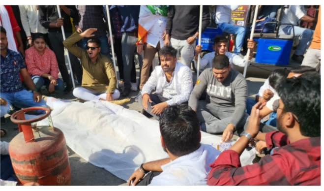 घरेलू रसोई के बढ़ते दाम पर सरगुजा युवा कांग्रेस द्वारा प्रधानमंत्री का शव यात्रा निकाल पुतला दहन कर जताया विरोध 