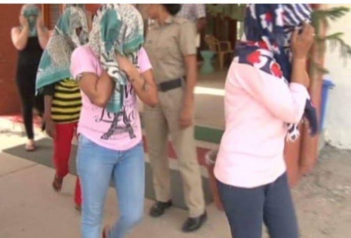 गांधीनगर से देह व्यापार के दो सदस्यों को पुलिस ने किया गिरफ्तार 