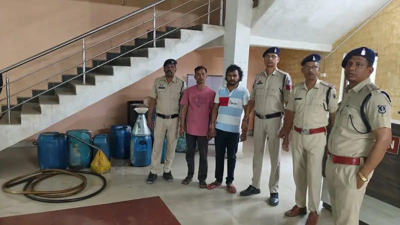  प्रतापपुर पुलिस का बड़ा खुलासा: ढाबे में चल रहा था डीजल चोरी का खेल, 950 लीटर डीजल समेत 2 टैंकर जब्त
