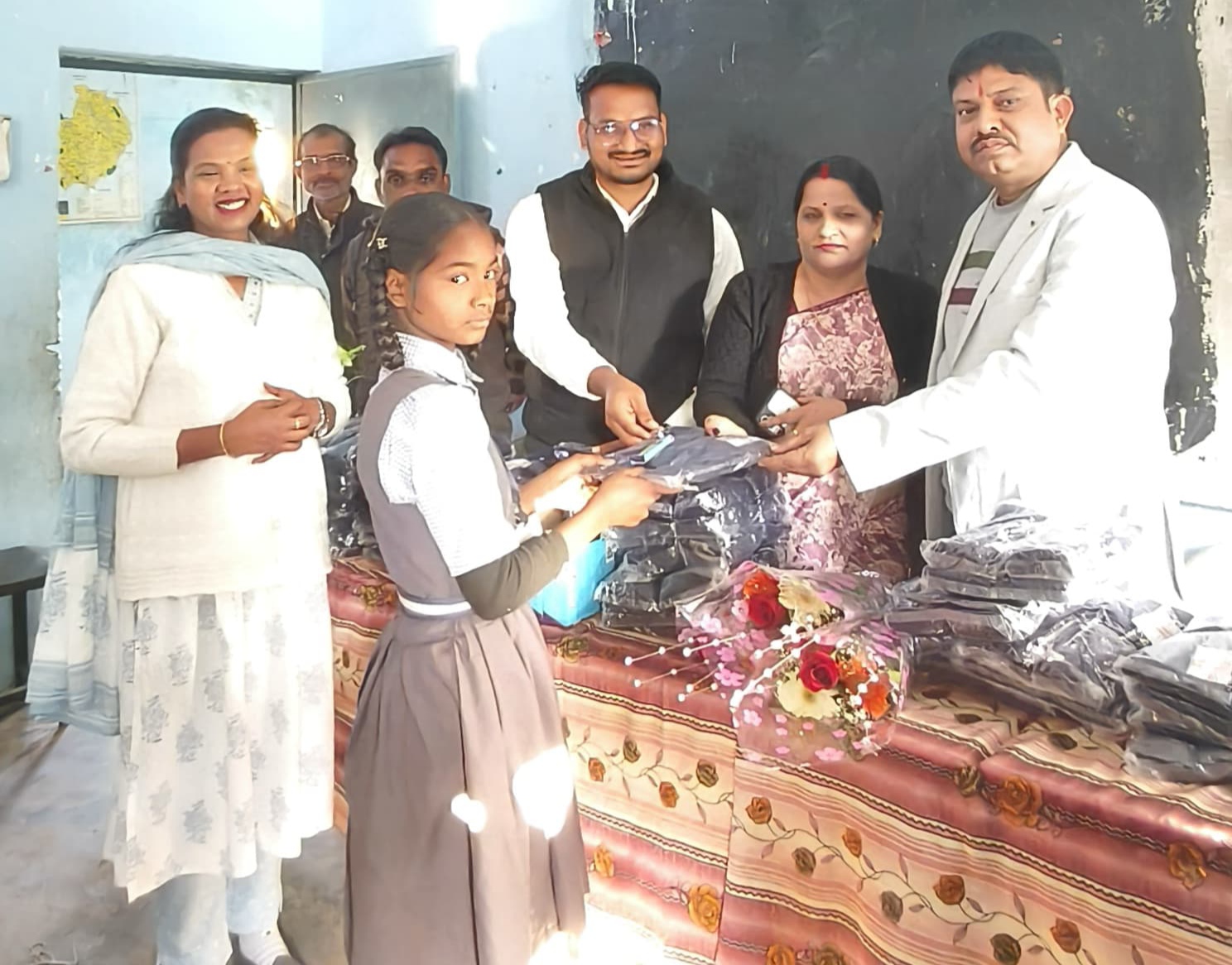 ग्राम करेशर के स्कूली बच्चों को किया गया गर्म कपड़ों का वितरण 