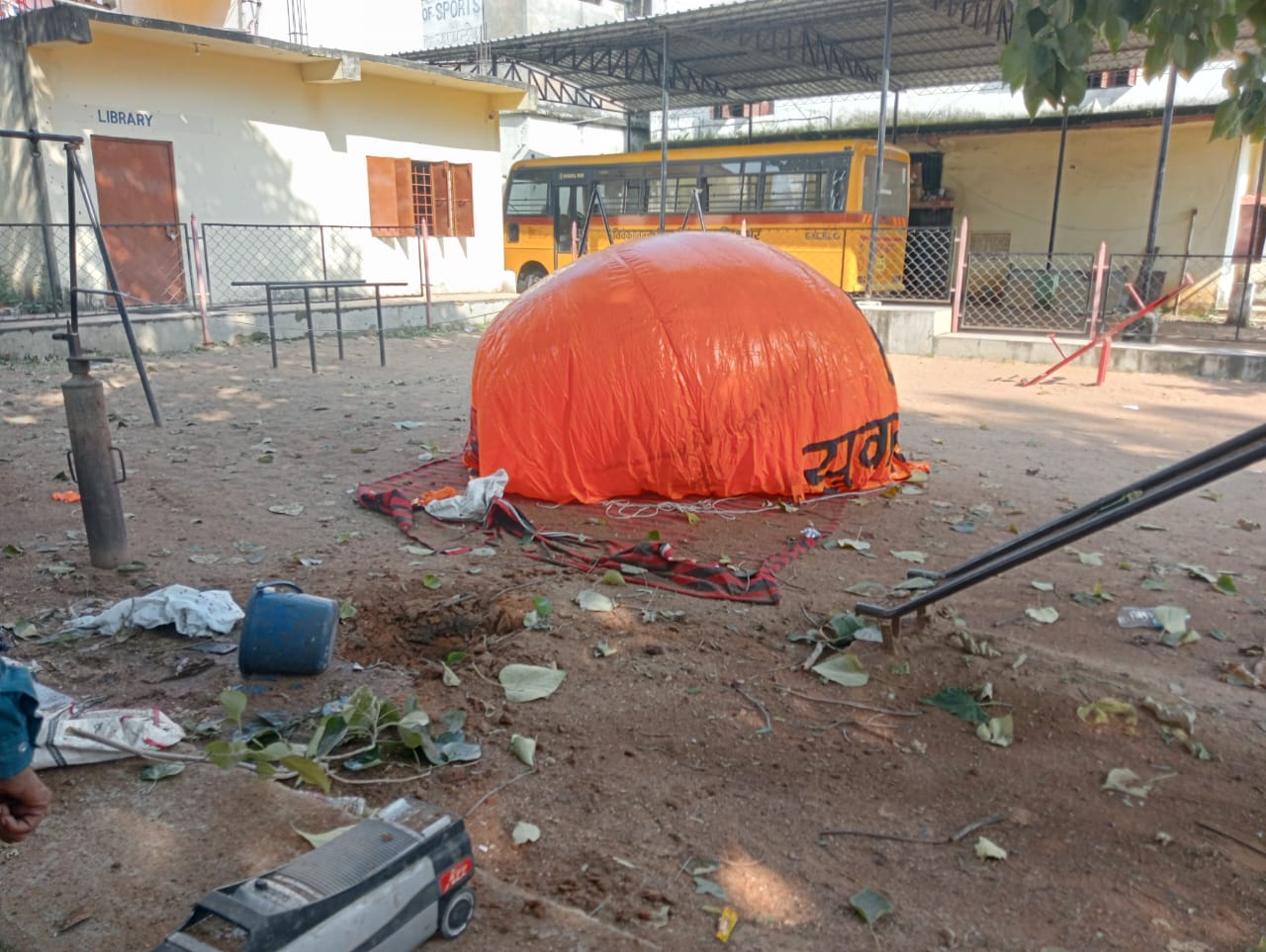 विशालकाय गुब्बारे में हवा भरने के दौरान फट गया सिलेंडर, 6 युवक और 33 स्कूली बच्चे घायल