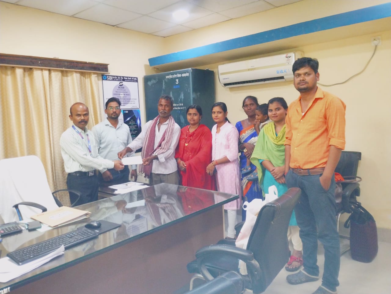 प्रधानमंत्री सुरक्षा बीमा योजना का इन्हे मिला लाभ, वित्तीय साक्षरता एवं राष्ट्रीय आजीविका मिशन के पहल से मृतक के पति को मिला 2 लाख रुपए का चेक