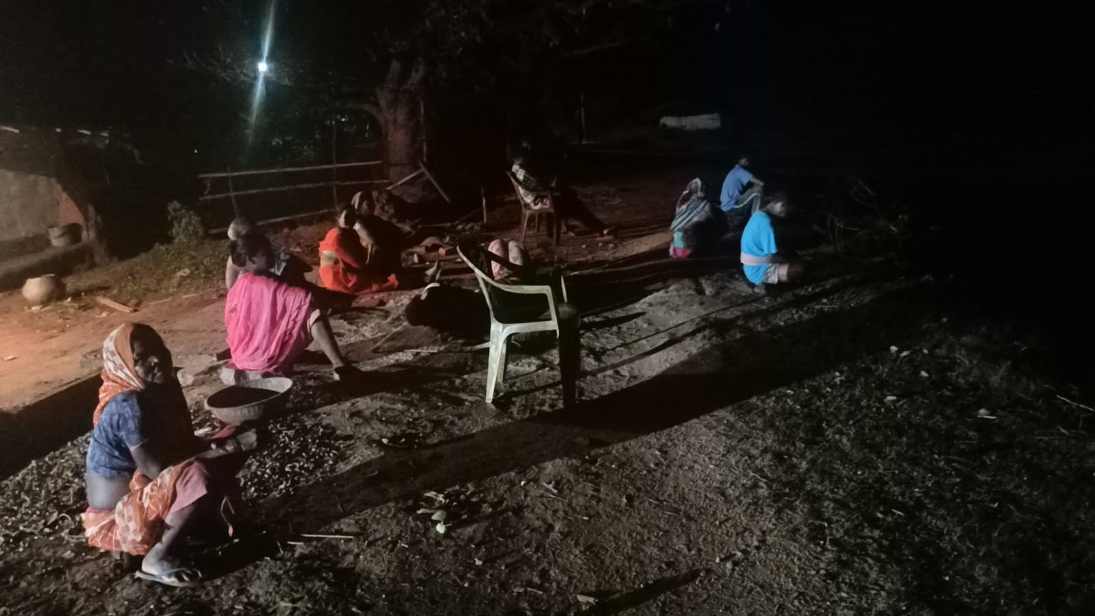 हाथी के कहर से उजड़ गया ग्रामीण का आशियाना,रखे अनाज को भी कर दिया चट,घर छोड़ भागे ग्रामीण