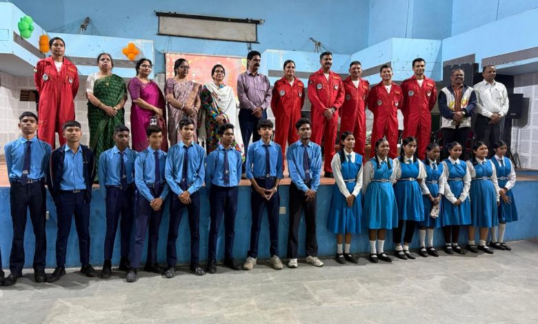 सारंग टीम ने स्कूली विद्यार्थियों को भारतीय वायु सेना में करियर बनाने के लिए किया प्रेरित