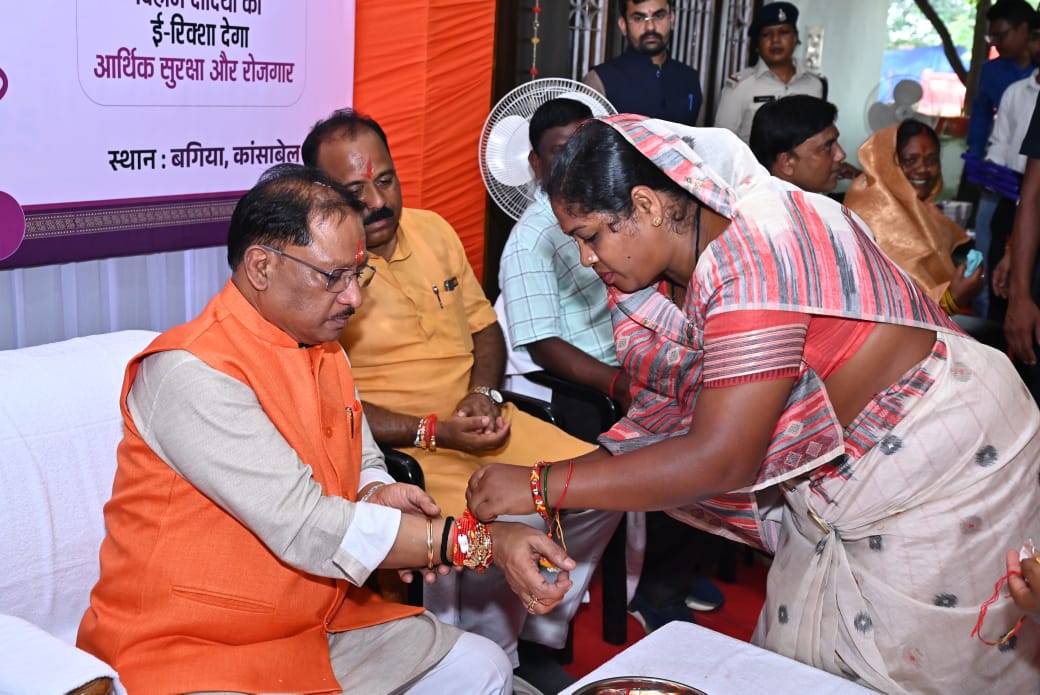 मुख्यमंत्री को जशपुर की दीदियों ने बांधी राखी  