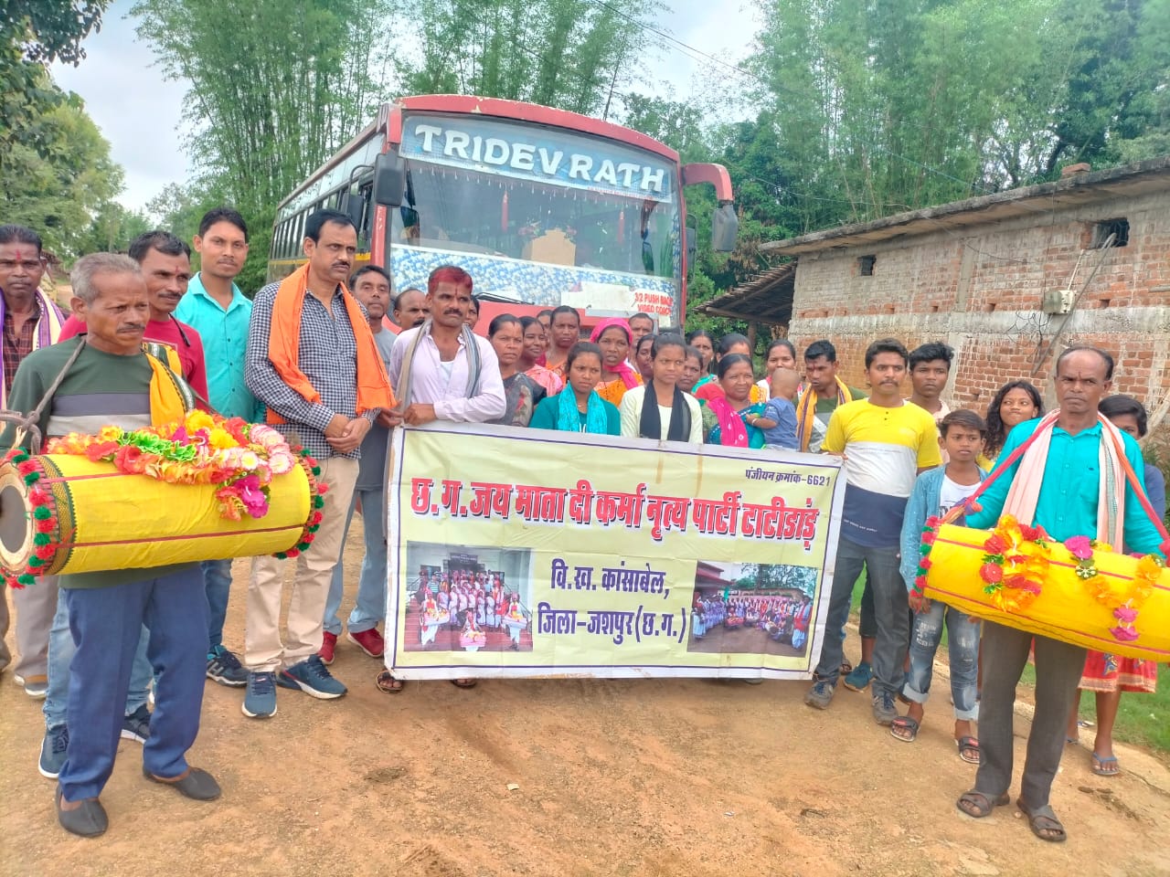 जिले की टाटीडांड करमा नृत्य दल राजधानी रायपुर के लिए हुई रवाना,एयरपोर्ट में पारंपरिक नृत्य कर प्रधानमंत्री का करेंगी स्वागत