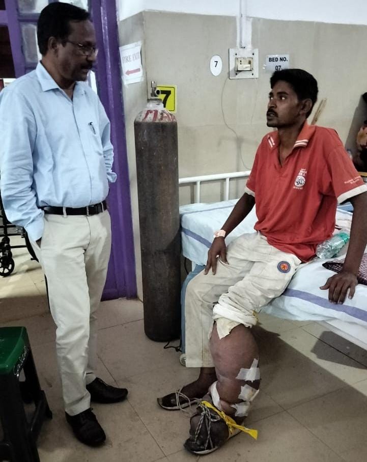 हाथीपांव से पीड़ित राजेन्द्र सारथी का इलाज जिला चिकित्सालय में शुरू