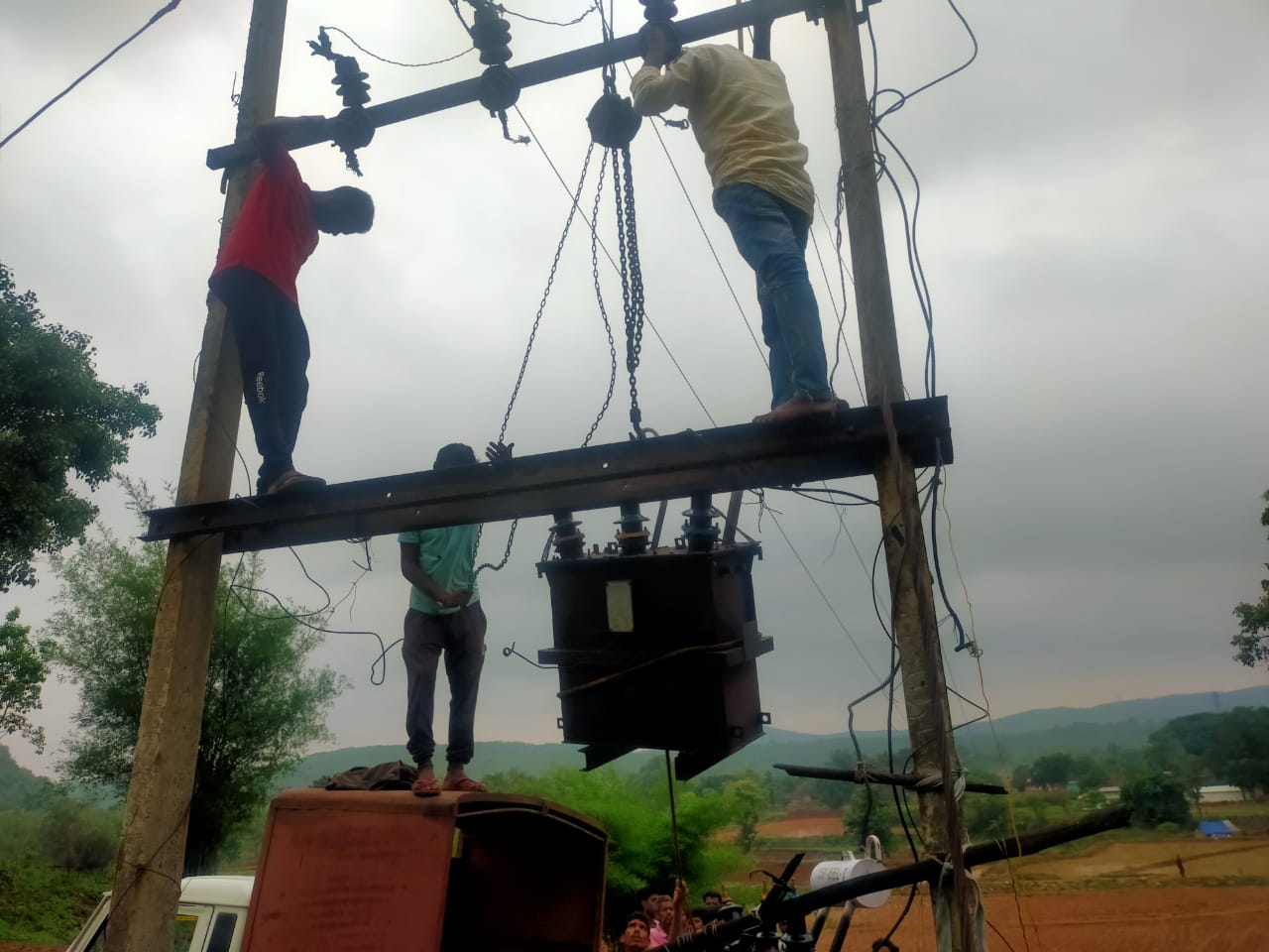 अंधेरे में रात गुजार रहे ग्रामीणों को 20 दिन बाद मिली रोशनी, डीडीसी सालिक साय से ग्रामीणों ने की थी शिकायत, विभाग के अधिकारी को उन्होंने