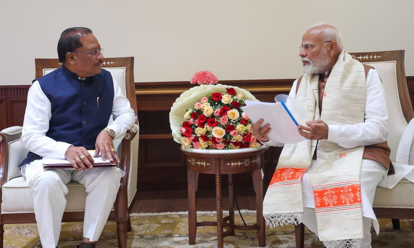 मुख्यमंत्री विष्णुदेव साय ने प्रधानमंत्री को सौंपा बस्तर के विकास का रोडमैप 
