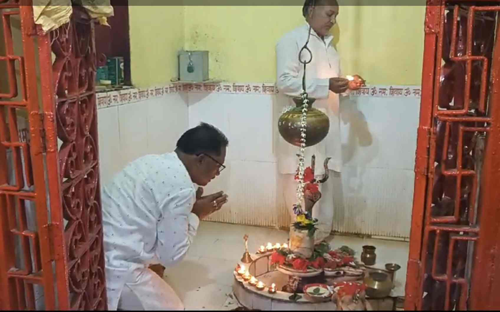 भाजपा की दूसरी सूची जारी, कुनकुरी विधानसभा क्षेत्र से पूर्व केंद्रीय राज्य मंत्री विष्णुदेव साय को टिकट मिलने के बाद बीजेपी कार्यकर्ताओं में उत्साह, जगह जगह पटाखे फोड़कर जताई खुशी.....