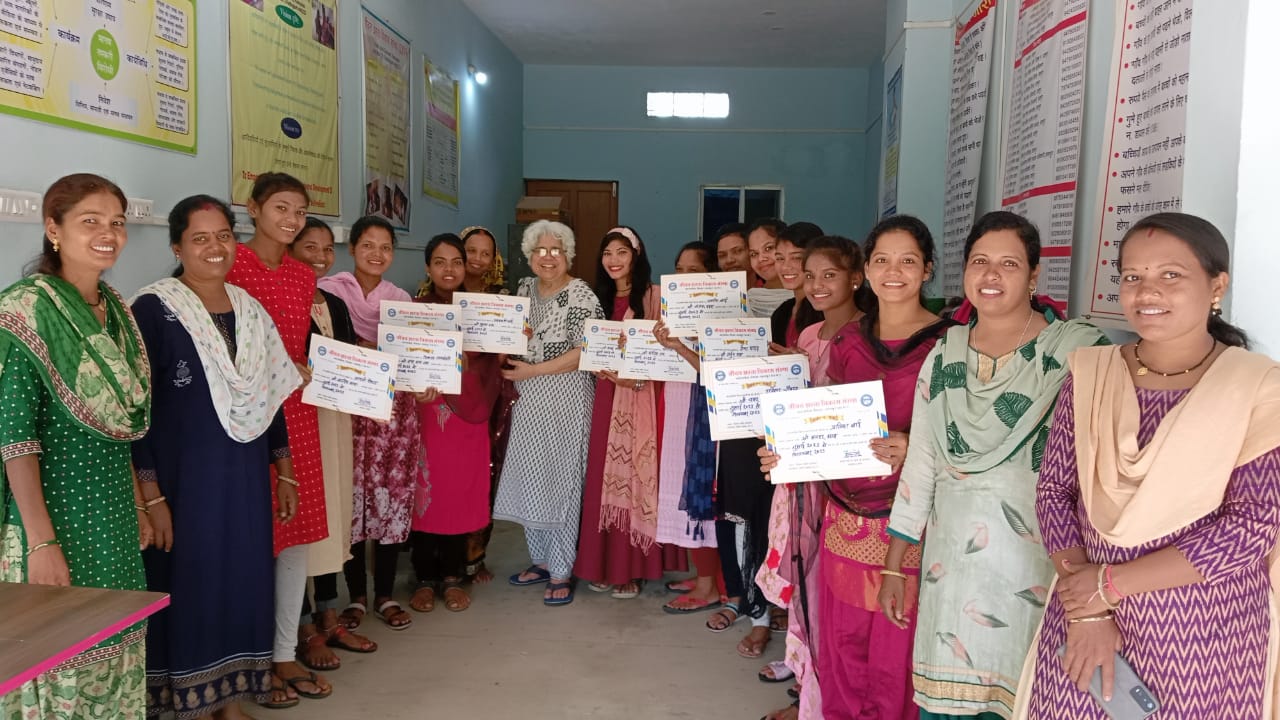 पहल:– जीवन झरना विकास संस्था बेरोजगार युवतियों को प्रशिक्षण देकर बना रही है उन्हे आत्मनिर्भर, प्रशिक्षित हुए युवतियों को दिया गया प्रमाण पत्र, संस्था का जताया आभार