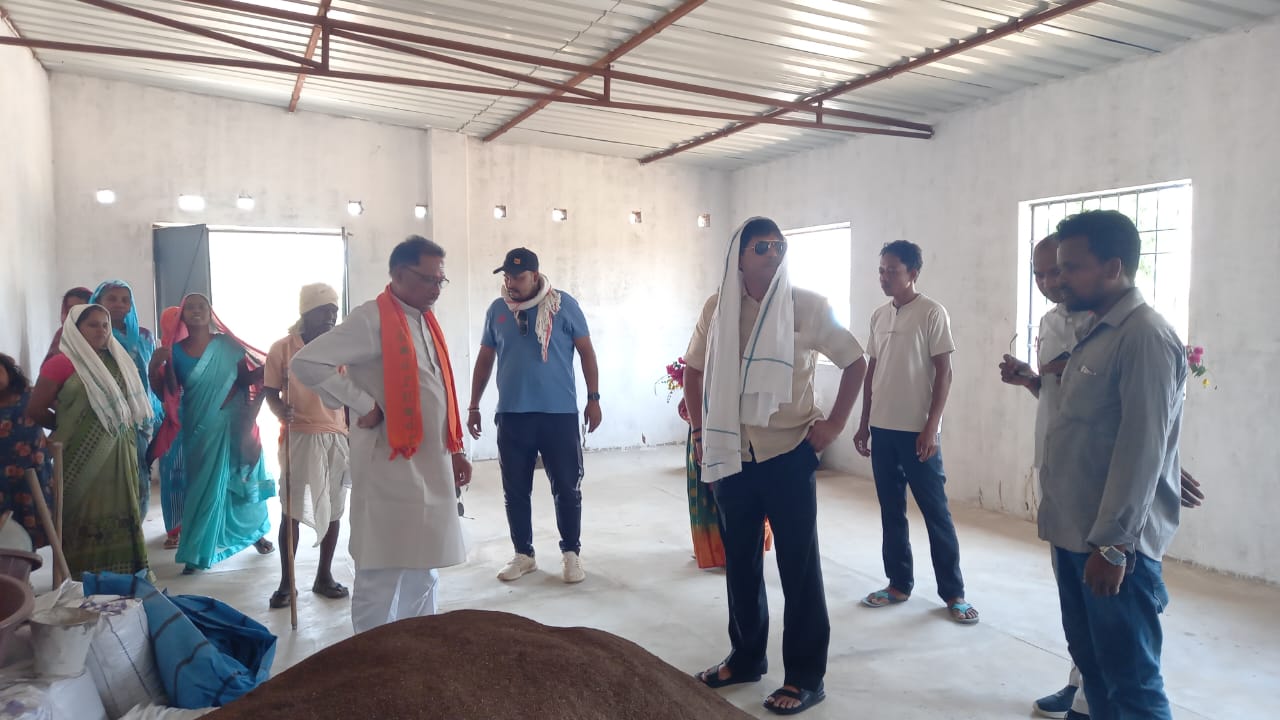 राजनीति:–भाजपा के पूर्व प्रदेशाध्यक्ष विष्णुदेव साय ने चलबो गोठान खोलबो पोल अभियान के तहत निरीक्षण में पहुंचे यहां के गोठान में,वाहवाही बटोर रही कांग्रेस सरकार की जमीनी हकीकत देखकर साधा निशाना,मजदूरों को नहीं मिली मजदूरी राशि