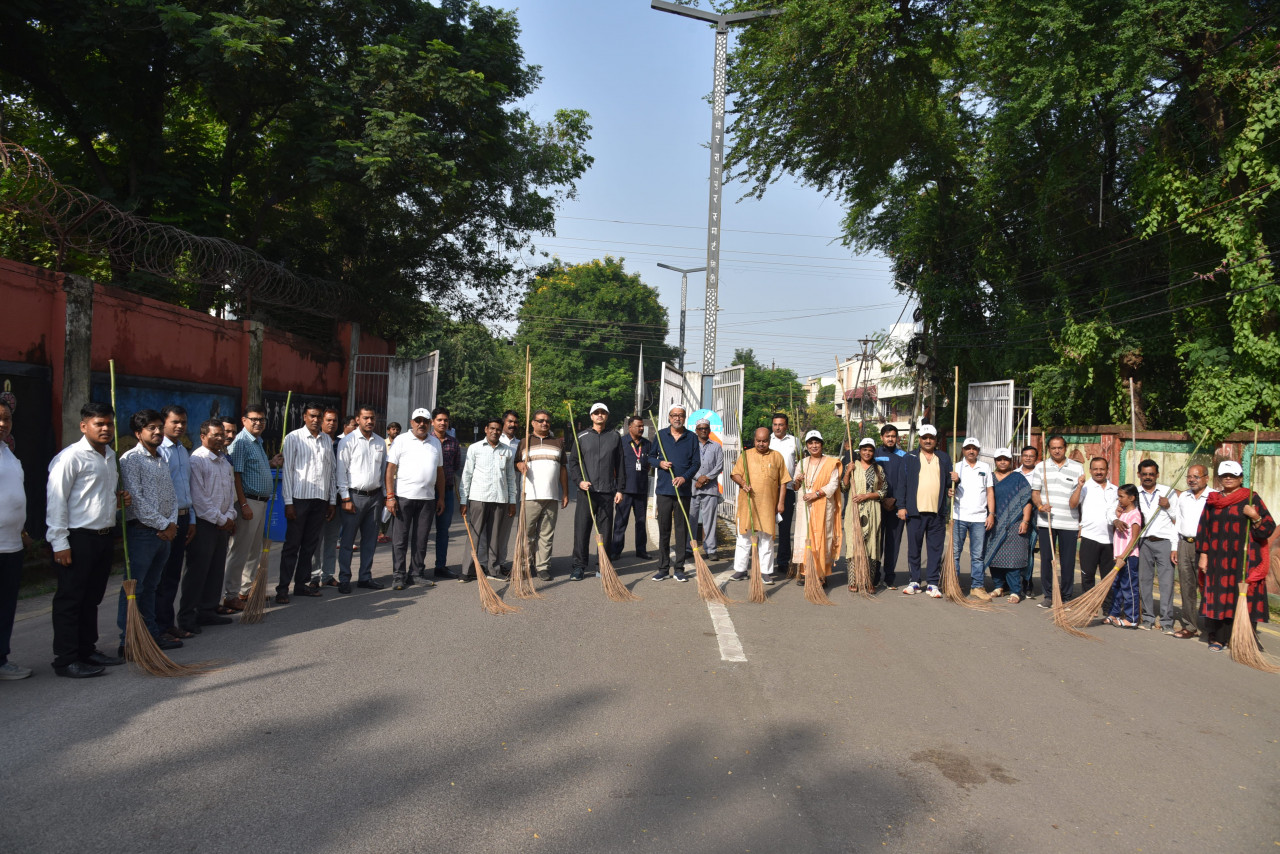 राज्यपाल श्री डेका ने गांधी जयंती पर की साफ-सफाई