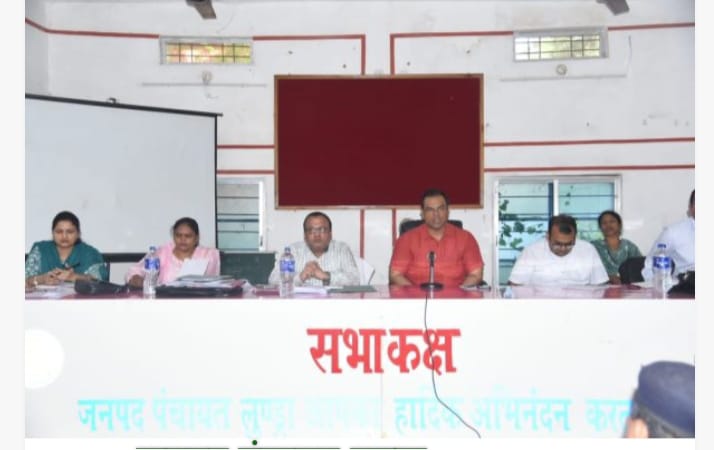 जिला निर्वाचन अधिकारी कुन्दन कुमार ने लुण्ड्रा सभागार में ली अधिकारियों कर्मचारियों की बैठक- : आदर्श आचार संहिता  पालन सुनिश्चित कराने के दिए आवश्यक दिशा निर्देश
