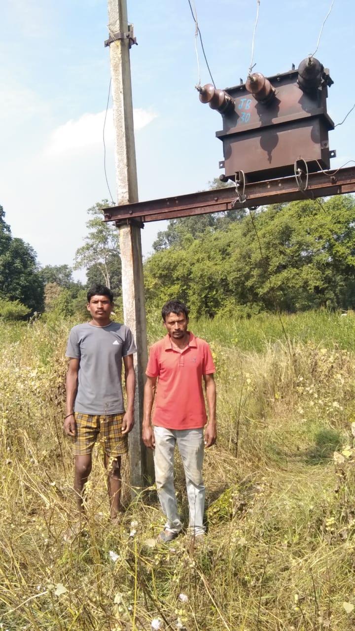 अंधेरे में गुजार रहे ग्रामीणों को मिली रोशनी, डीडीसी सालिक साय के पहल से गांव में लगा नया ट्रांसफार्मर....