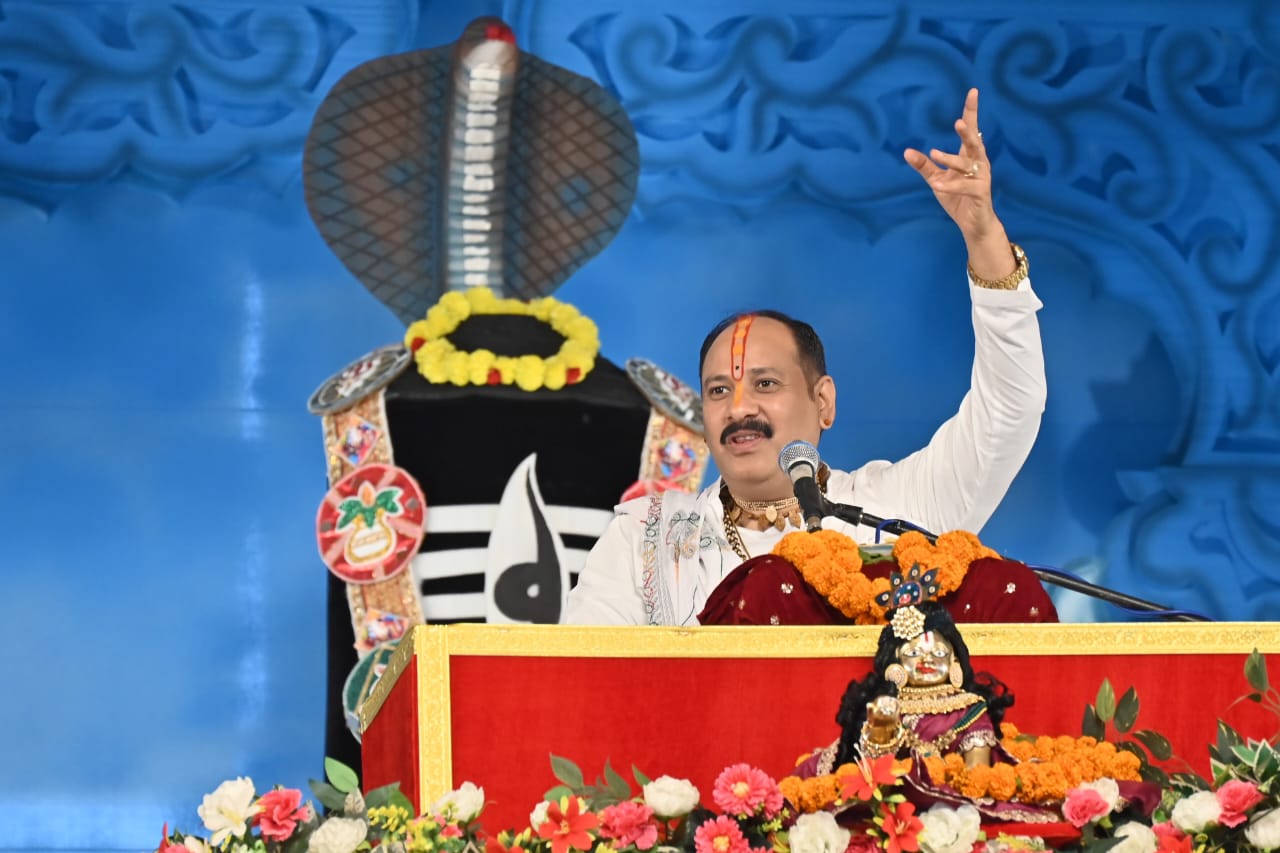 तामसिक भोजन से दूर रहने और अपने मन के अहंकार को दूर करने का दिया संदेश --पंडित श्री प्रदीप मिश्रा 