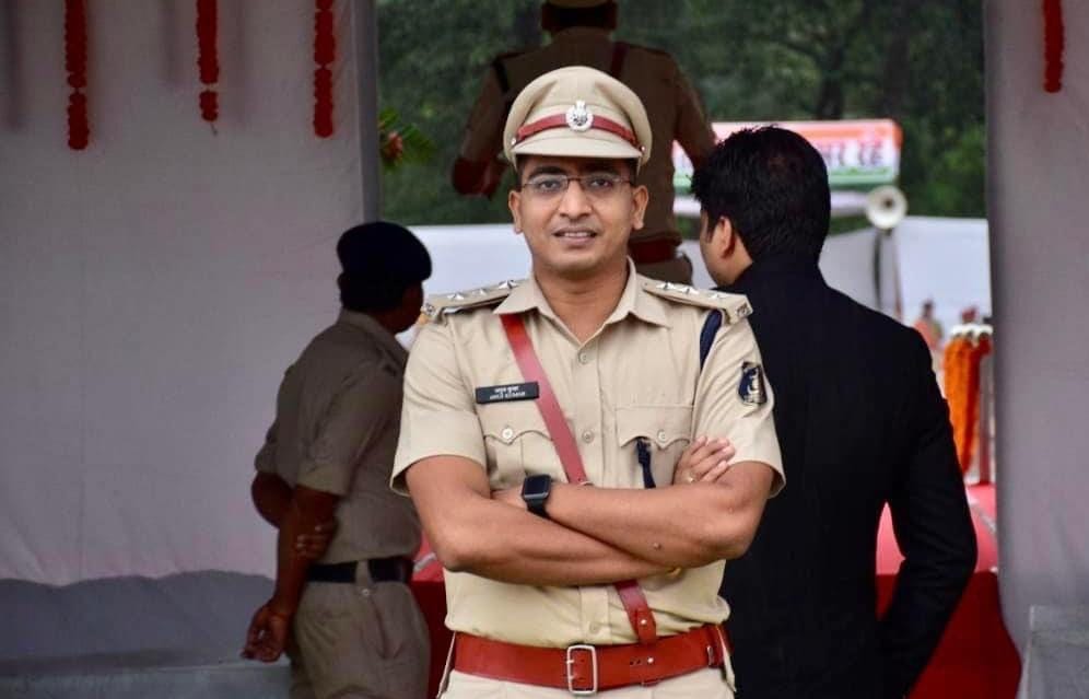 पतरापाली गांव से डीएसपी बने अनुज गुप्ता की पदोन्नति से दोकडा क्षेत्र में खुशी की लहर, मित्र ने कहा - ईमानदारी और कर्त्तव्यनिष्ठा खून में,गांव आनेपर होगा जलसा