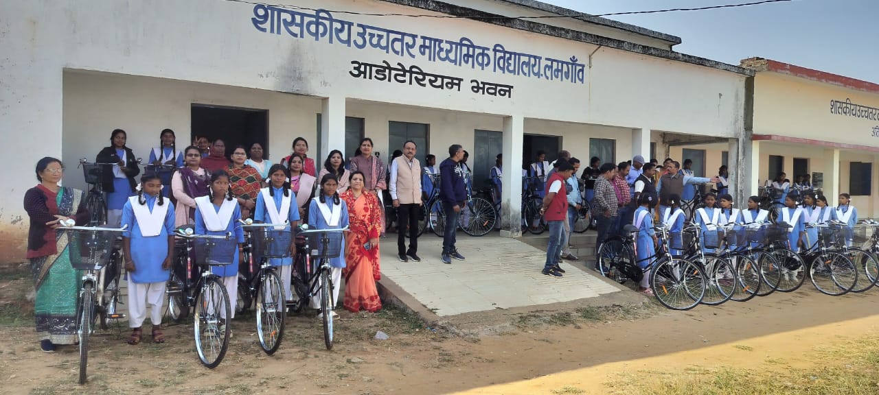 शासकीय उच्चतर माध्यमिक विद्यालय लमगांव में सरस्वती साइकिल योजना के तहत  38 छात्राओं को मिला सायकल