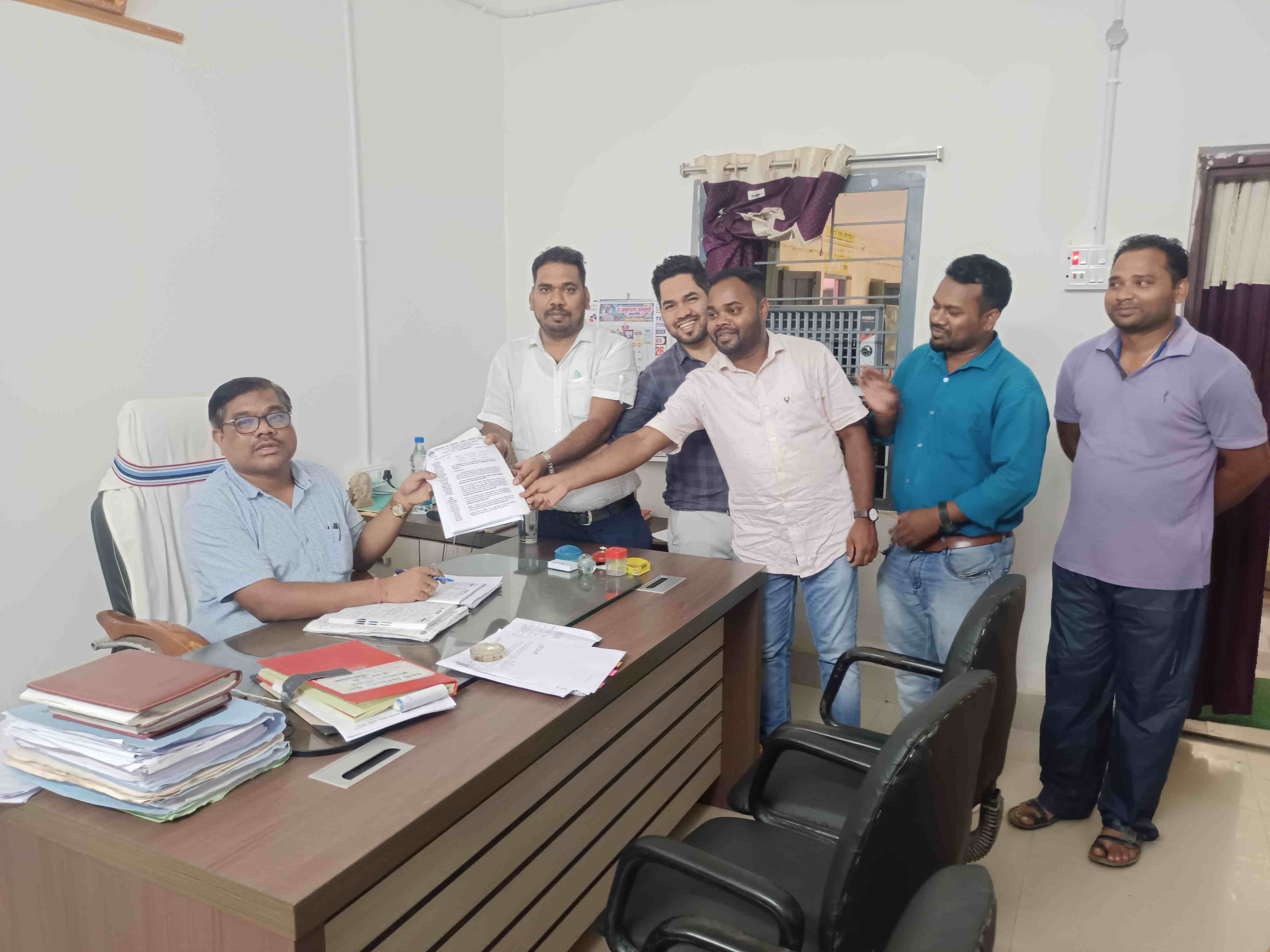 नियमितीकरण की मांग को लेकर अब सविंदा कर्मचारी करेगें अनिश्चितकालीन हड़ताल,सीईओ को ज्ञापन सौंपकर किया एलान