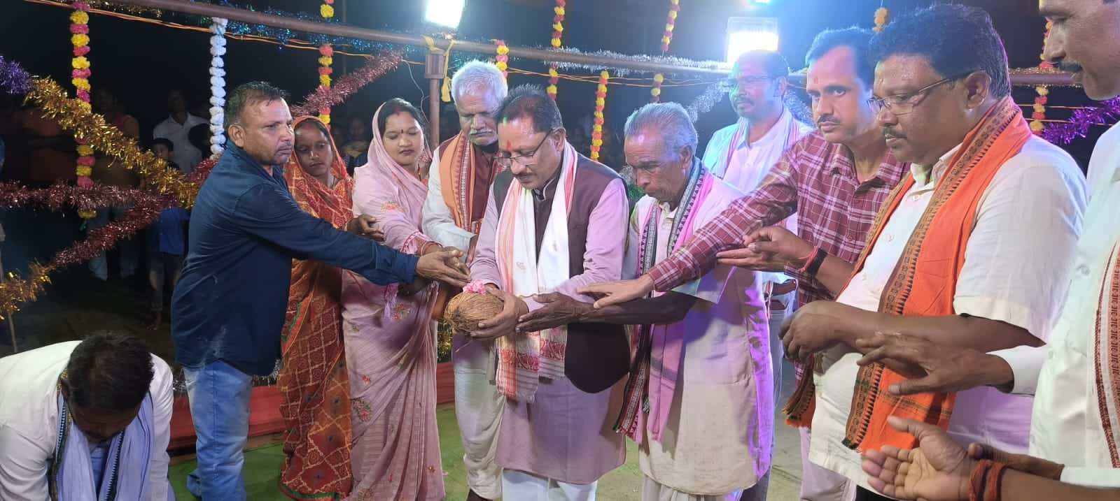 डांगबंधी में हुआ सांस्कृतिक कार्यक्रम का आयोजन, भाजपा के पूर्व प्रदेशाध्यक्ष विष्णुदेव साय ने किया शुभारंभ, ग्रामीणों ने किया भव्य स्वागत 