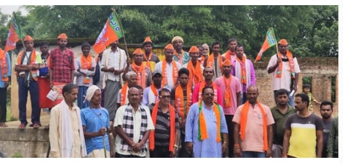 लुण्ड्रा विधानसभा क्षेत्र के सैकड़ों कांग्रेसियों ने किया भाजपा प्रवेश