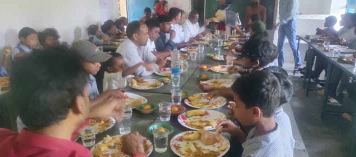 लुण्ड्रा विकासखंड के 367 स्कूलों में हुआ न्यौता भोज, बीईओ मनीष कुमार ने स्वयं बच्चों के साथ भोजन कर साझा की सहभागिता की भावना