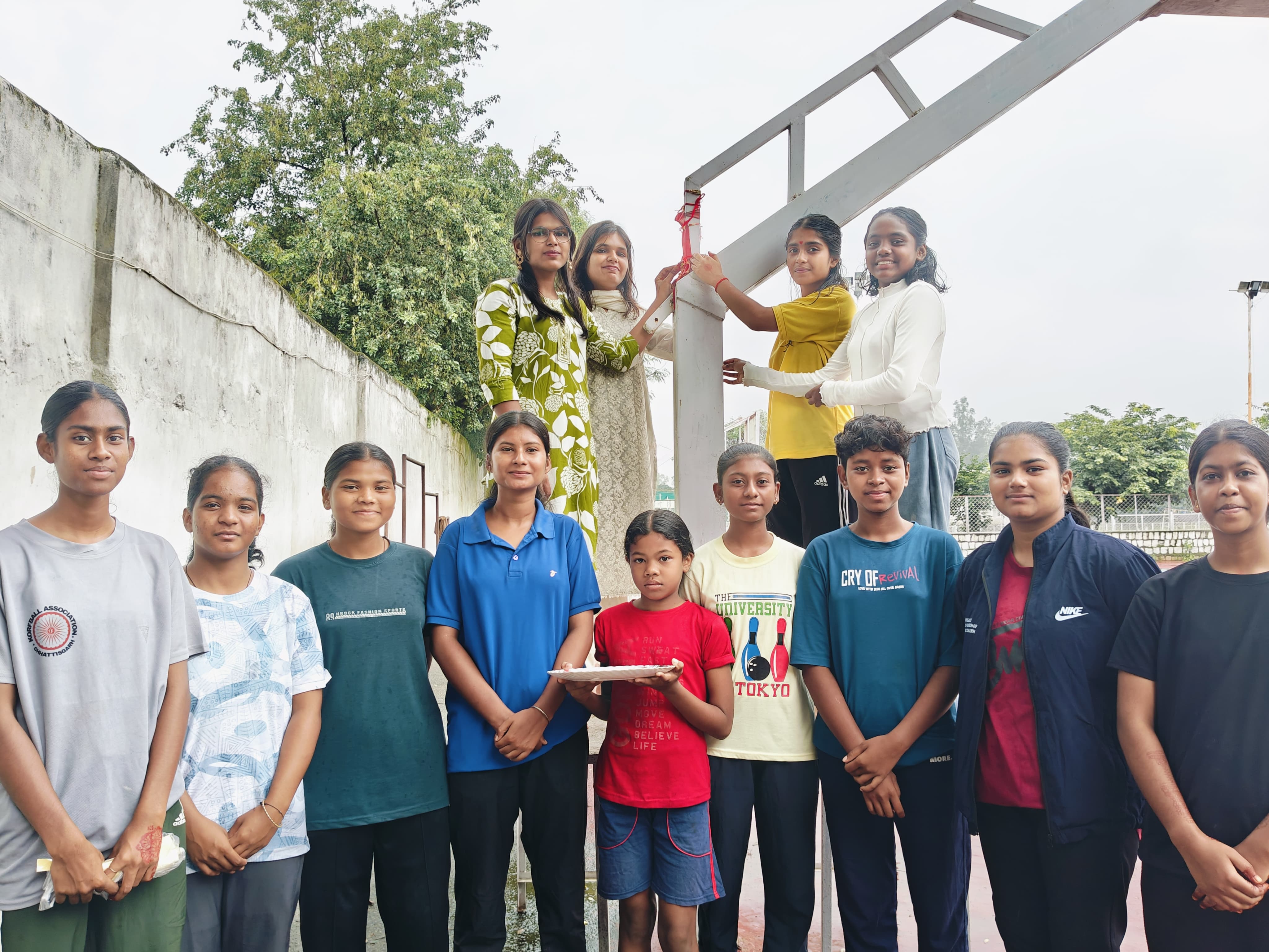 अनुठी पहल -: सरगुजा के बास्केटबॉल खिलाड़ियों ने अनोखे अंदाज़ में मनाया राखी पर्व बास्केटबॉल पोल पर राखी बांधकर दिया एकता और सुरक्षा का संदेश 