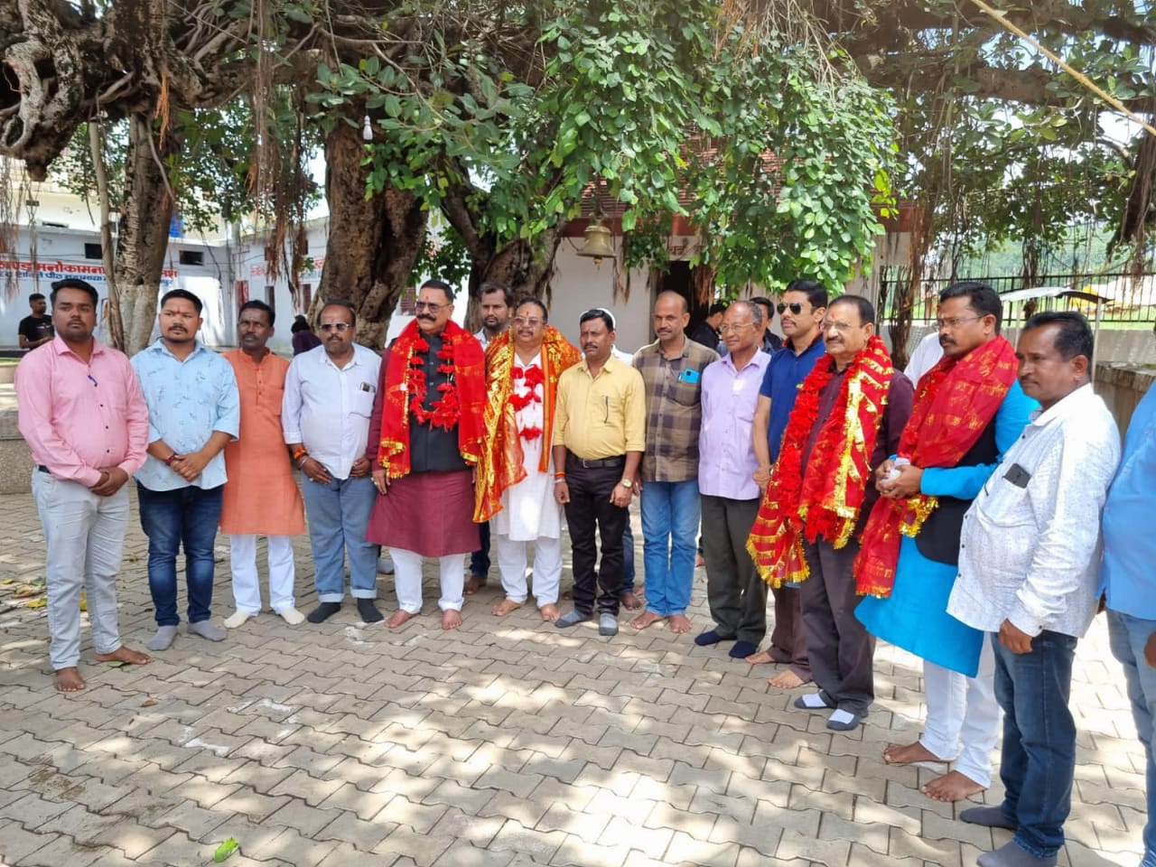 माँ महामाया में मत्था टेक  लुण्ड्रा बीजेपी प्रत्याशी प्रबोध मिंज ने शुरू किया जन संपर्क