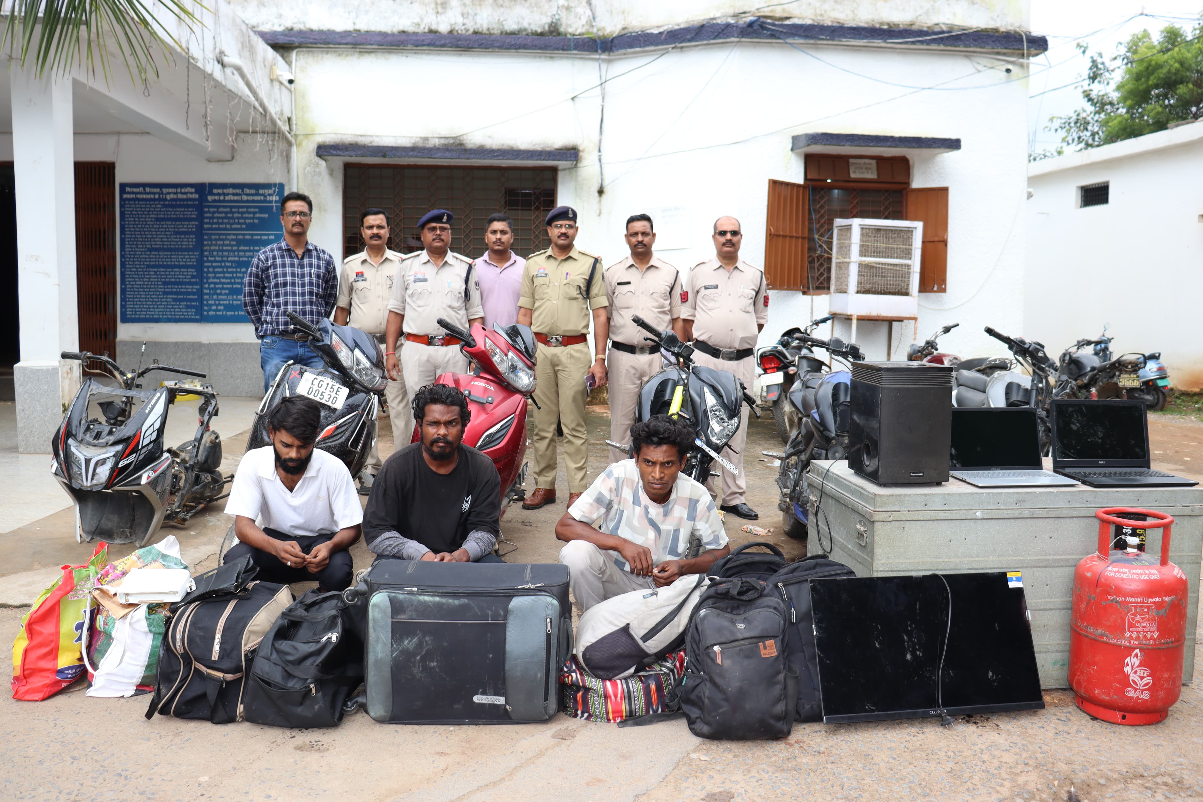 अंबिकापुर पुलिस को मिली बड़ी सफलता  शहर में सिलसिलेवार हुई 8 चोरी का हुआ खुलासा 9 लाख रुपए का सामान जप्त 