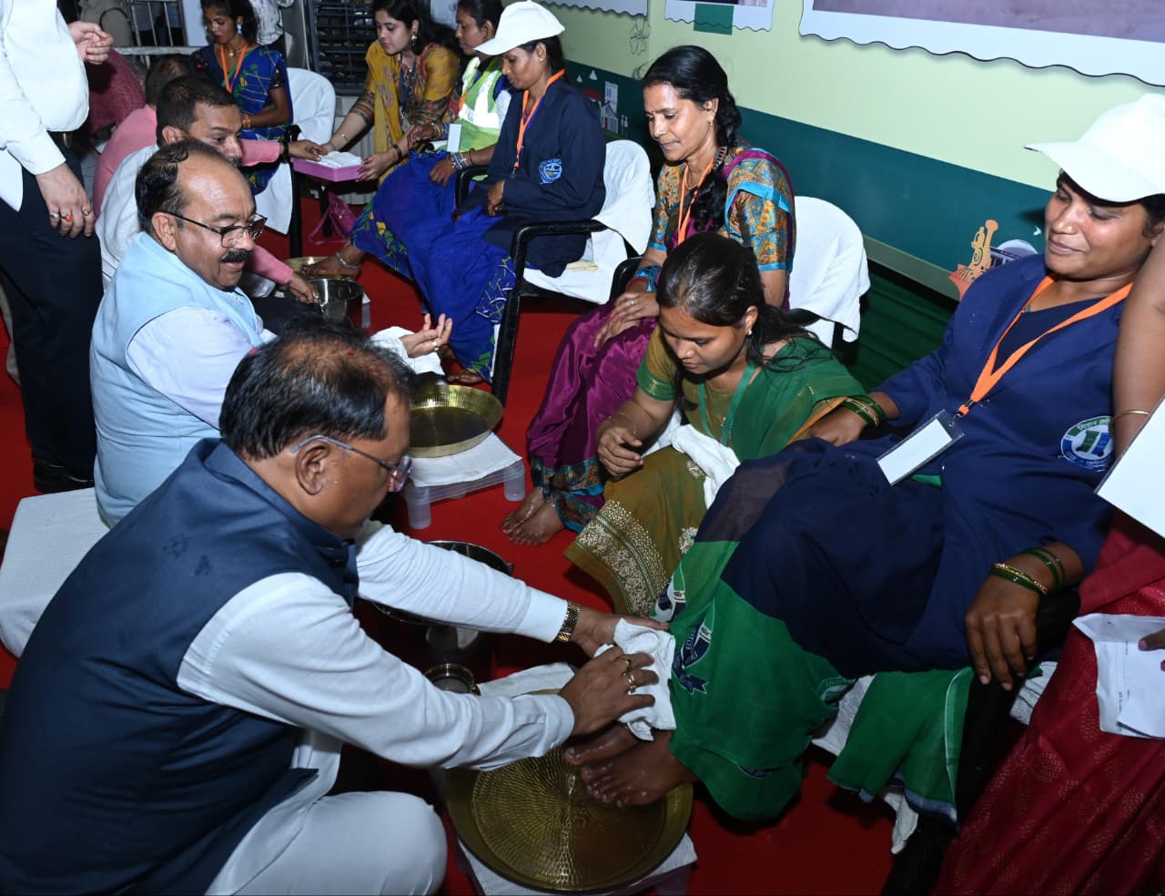 मुख्यमंत्री ने पैर पखारकर दिया सम्मान, भावुक हुईं स्वच्छता दीदियां – ‘जीवन में पहली बार इतना गर्व महसूस हुआ 