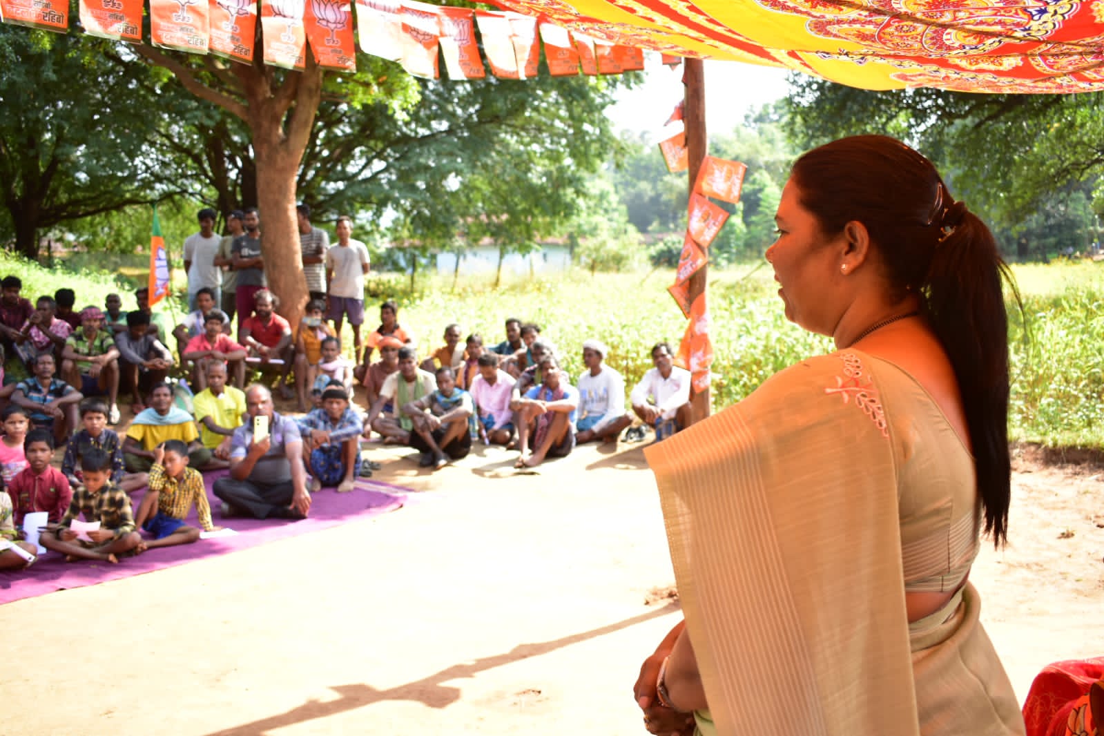 पत्थलगांव विधानसभा भाजपा प्रत्याशी गोमती साय का धुआंधार जनसंपर्क, बूथ एवं शक्ति केन्द्र मे चुनावी जनसभा एवं नुक्कड़ सभा.......