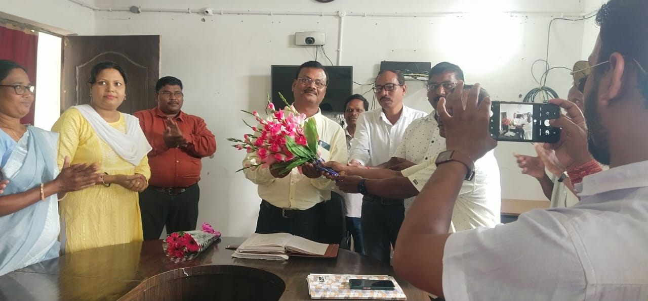 कांसाबेल जनपद के नए सीईओ जय गोविंद गुप्ता का सचिव संघ ने गुलदस्ता भेंट कर किया उनका स्वागत