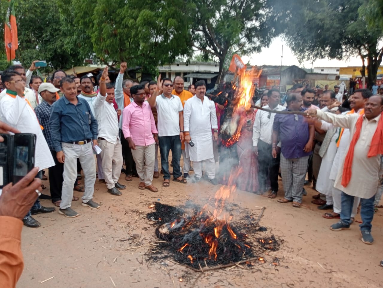 भाजपा ने दरिमा में फुंका विधायक का पुतला, कहा प्रीतम राम को ढुंढ रही है जनता