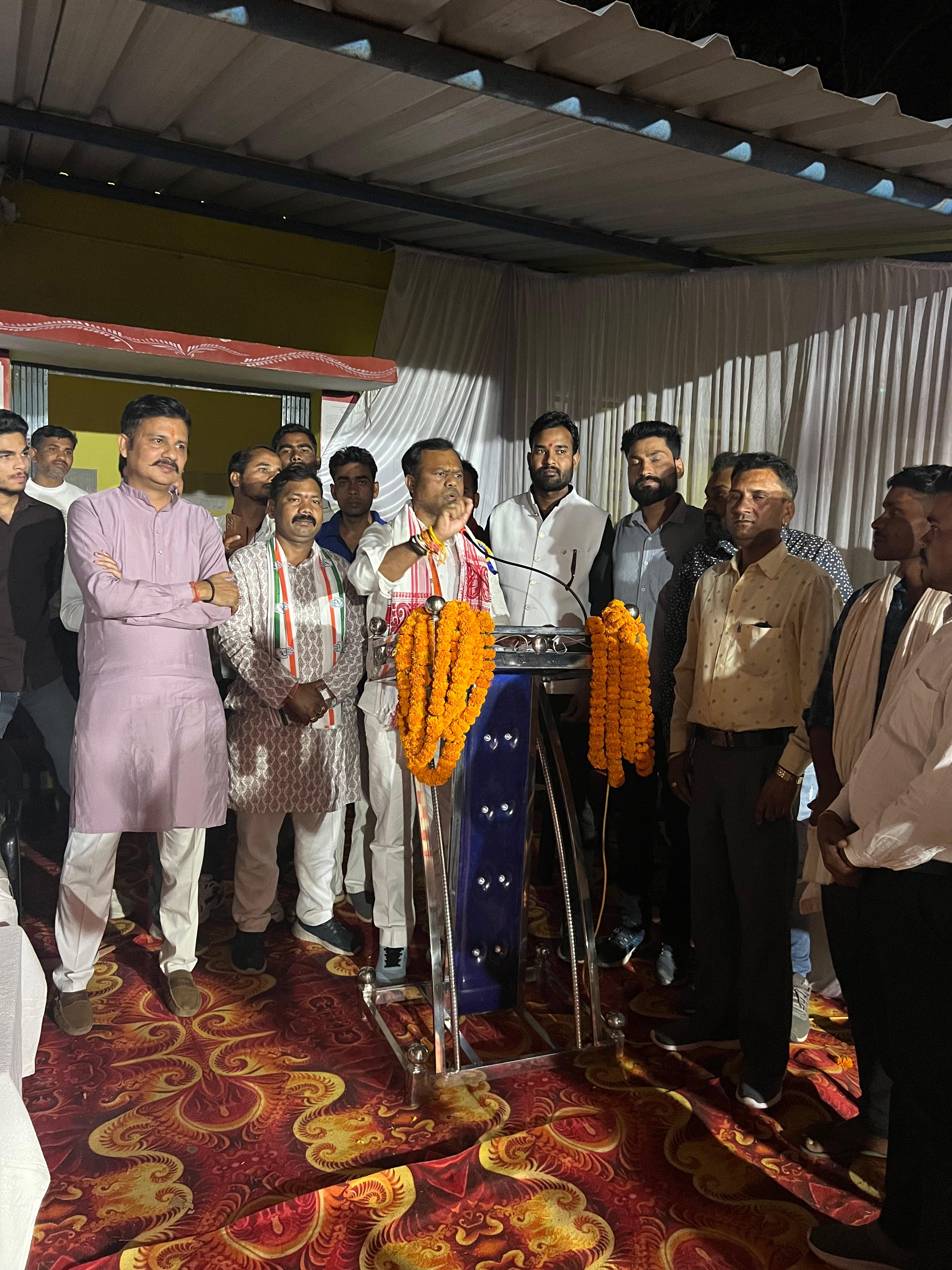 कांग्रेश के गांव चलो अभियान के तहत  दीपक बैज पहुंचे लुण्ड्रा के  ग्राम बटवाही 