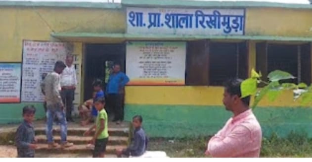 विद्युत ट्रांसफार्मर में आग लगने से पास में स्थित स्कूल भवन तक दौड़ा करंट- भागते समय चप्पल निकलने से शिक्षिका सहित बच्चे झुलसे बड़ी घटना होते होते टली