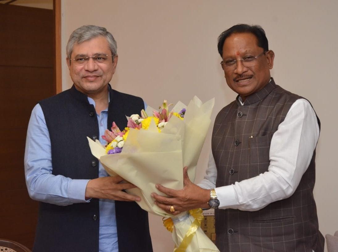मुख्यमंत्री श्री विष्णुदेव साय ने केंद्रीय रेल मंत्री श्री अश्विनी वैष्णव से की सौजन्य मुलाकात