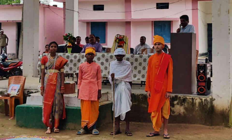 स्वामी आत्मानंद उत्कृष्ट विद्यालय में मनाया गया जयंती, अनेक सांस्कृतिक कार्यक्रम आयोजित कर दी गई श्रद्धांजलि
