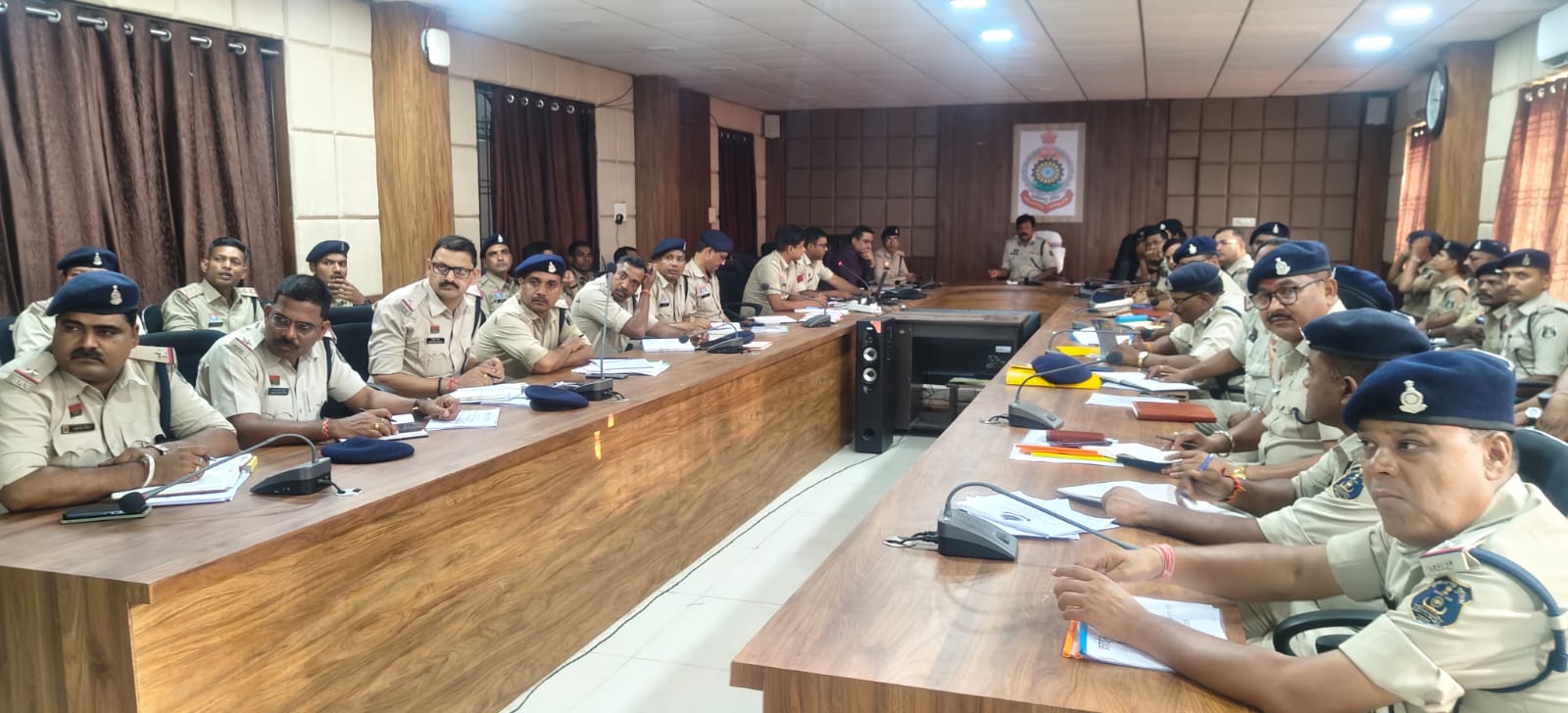 डीआईजी एसएसपी सूरजपुर ने ली थाना प्रभारियों की अपराध समीक्षा बैठक दी लंबित प्रकरणों के त्वरित निराकरण के निर्देश