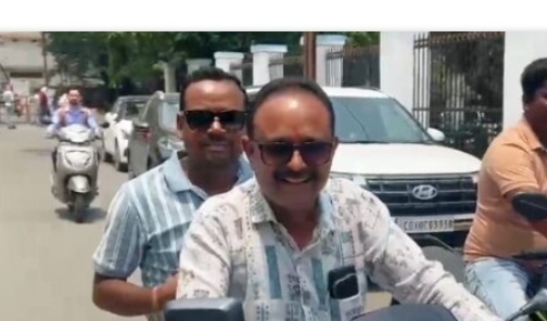ई-स्कूटी से दफ्तर पहुंच रहे जिला पंचायत उपाध्यक्ष 