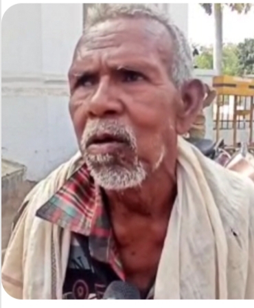 अपने जिंदा होने का सबूत देने के लिए दर-दर भटक रहा बुजुर्ग 