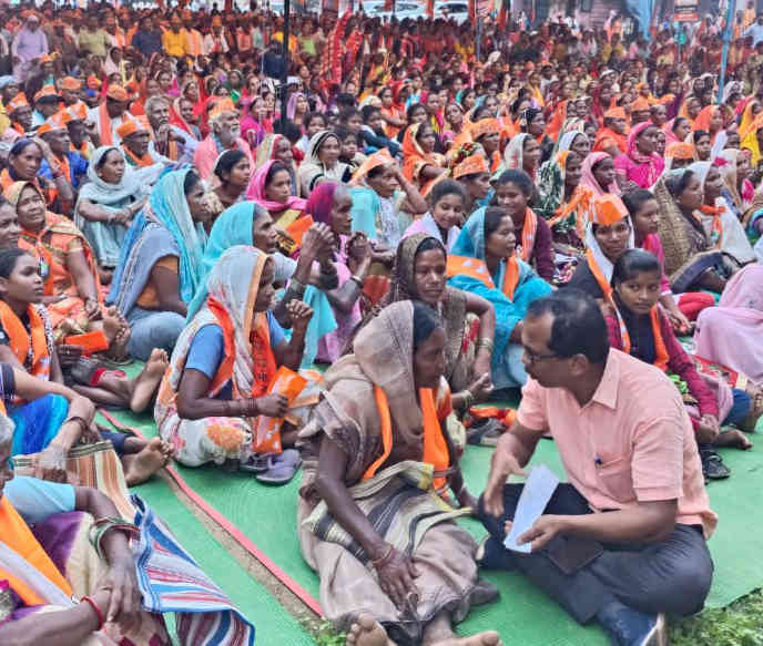 *राजनीति:– कांग्रेस सरकार की खुल रही है पोल, परिवर्तन यात्रा में समस्या लेकर पहुंच रहे हैं ग्रामीण, इस महिला ने बिजली बिल की गड़बड़ी लेकर पहुंच गई सभा में, मंच से उतर कर डीडीसी सालिक साय ने इस तरह से.......*