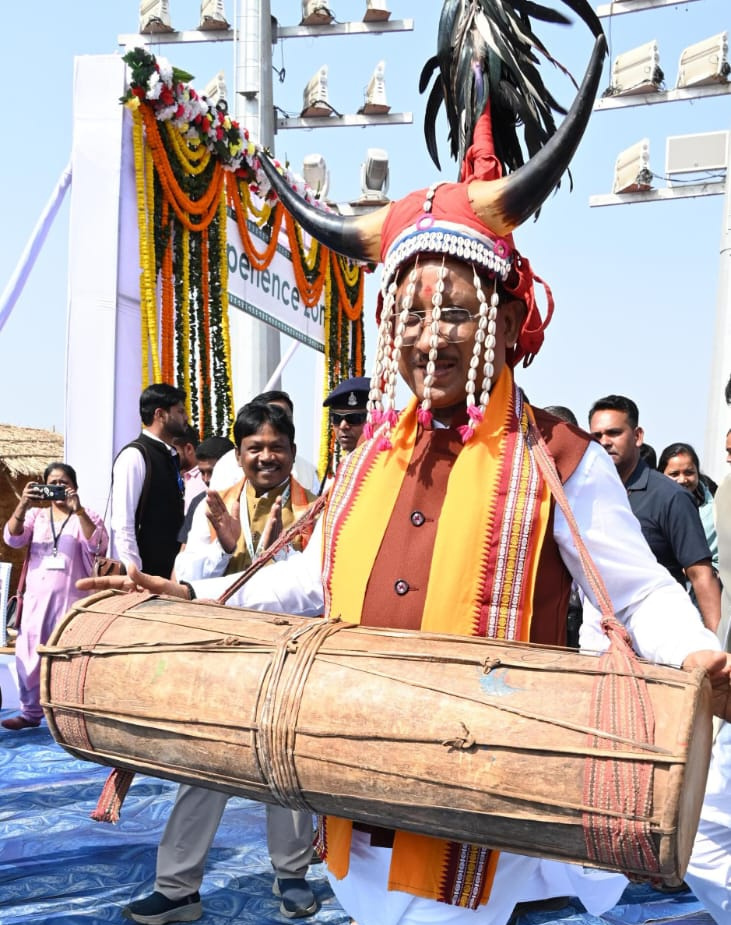 मुख्यमंत्री श्री विष्णु देव साय का बस्तरिया अंदाज में हुआ स्वागत 