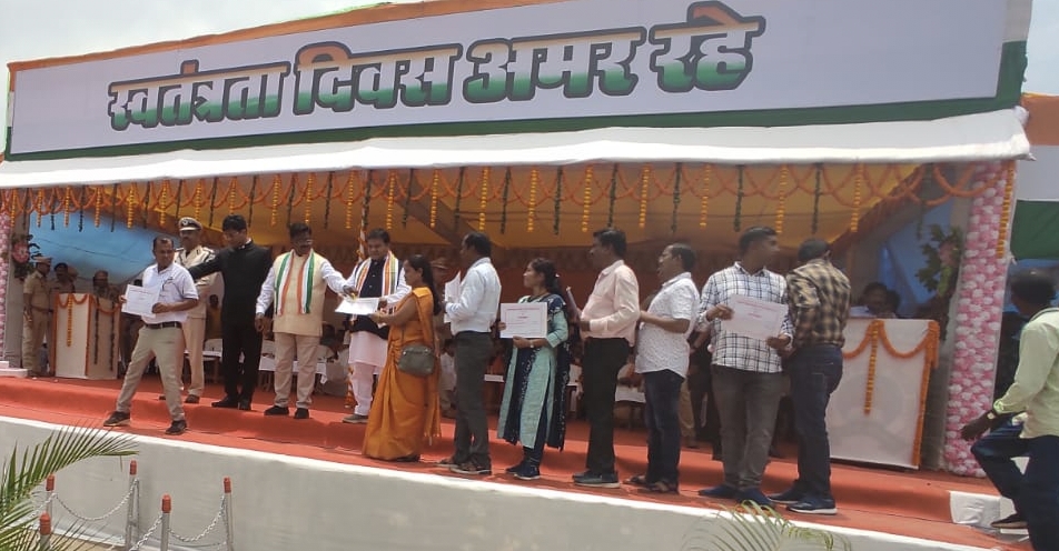 स्वतंत्रता दिवस समारोह में इस ग्राम पंचायत सचिव को मिला प्रशस्ति पत्र, संसदीय सचिव यू डी मिंज ने किया इन्हें सम्मानित