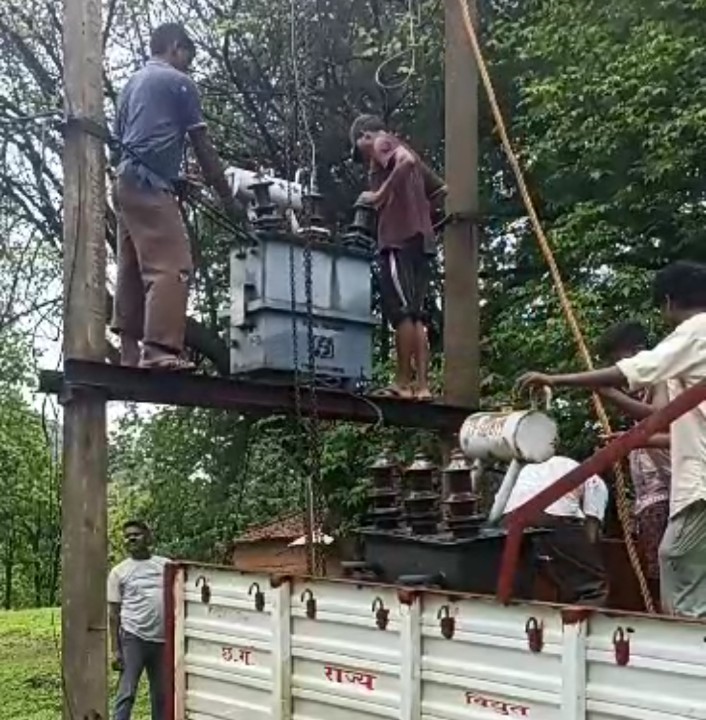 ग्रामीणों को दो हफ्ते बाद मिली रोशनी, ट्रांसफार्मर खराब होने से अंधेरे में डूबा था गांव, डीडीसी सालिक साय की पहल पर गांव में विद्युत आपूर्ति हुई बहाल