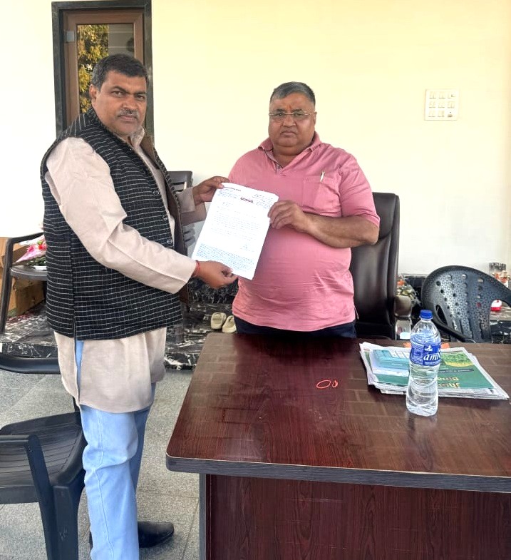 लखनपुर नवीन कालेज मे एम ए और प्राइवेट परिक्षा केंद्र संचालित करने हेतु सौपा मांग पत्र