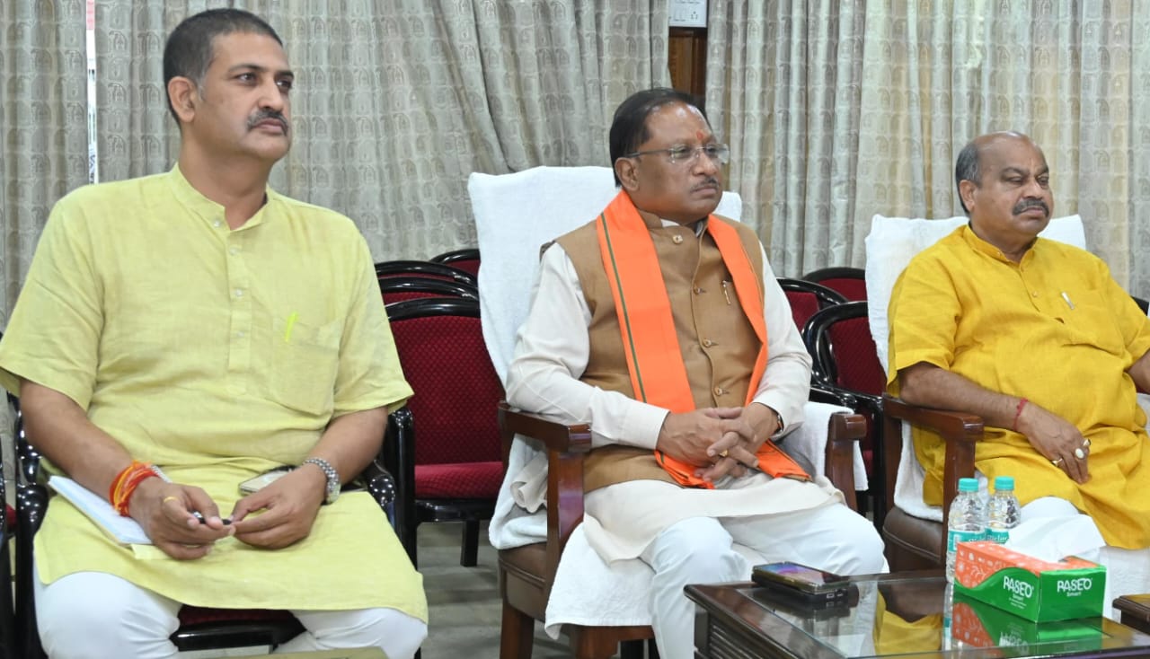 मुख्यमंत्री श्री विष्णु देव साय ने जनप्रतिनिधियों और अधिकारियों के साथ सुनी ‘मन की बात’ की 121वीं कड़ी 