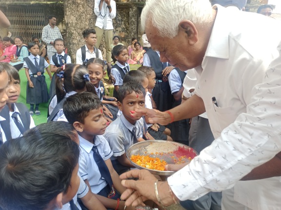स्वामी आत्मानंद स्कूल में हुआ विकासखंड स्तरीय शाला प्रवेश उत्सव का आयोजन, विधायक रामपुकार सिंह हुए शामिल, कहा अंग्रेजी माध्यम स्कूल में मिल रही बच्चों को बेहतर शिक्षा